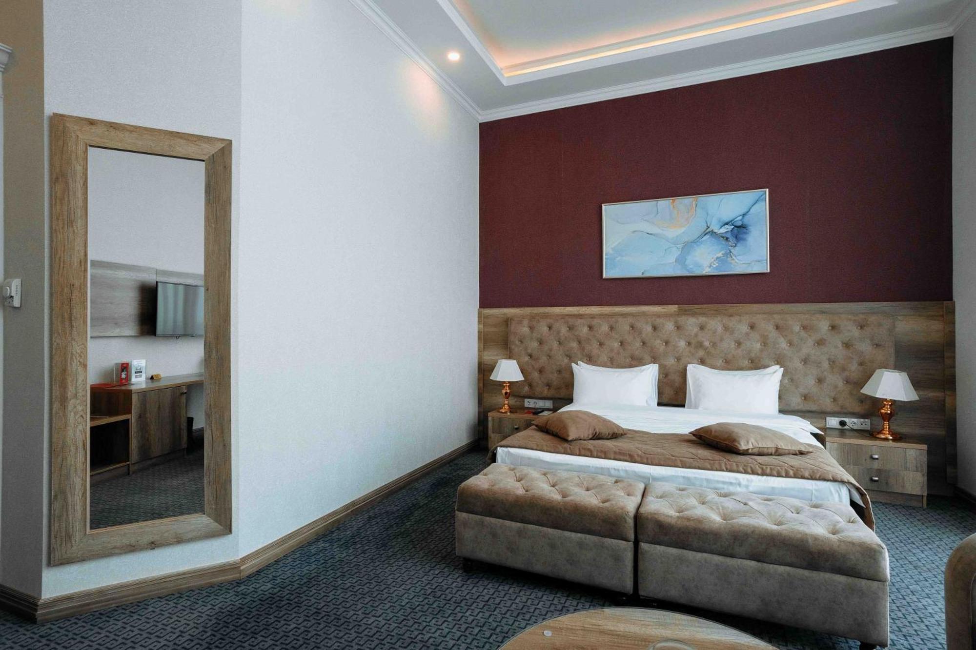 Ramada By Wyndham Shymkent Hotel Buitenkant foto