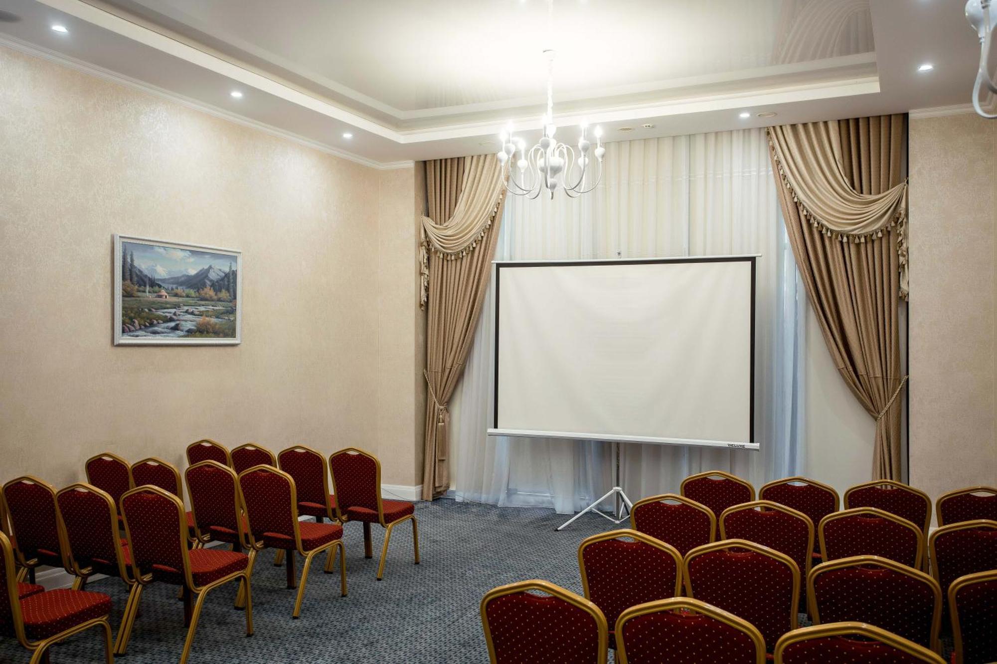 Ramada By Wyndham Shymkent Hotel Buitenkant foto