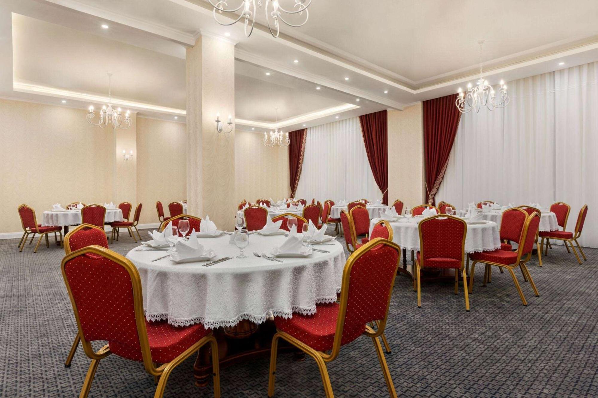 Ramada By Wyndham Shymkent Hotel Buitenkant foto