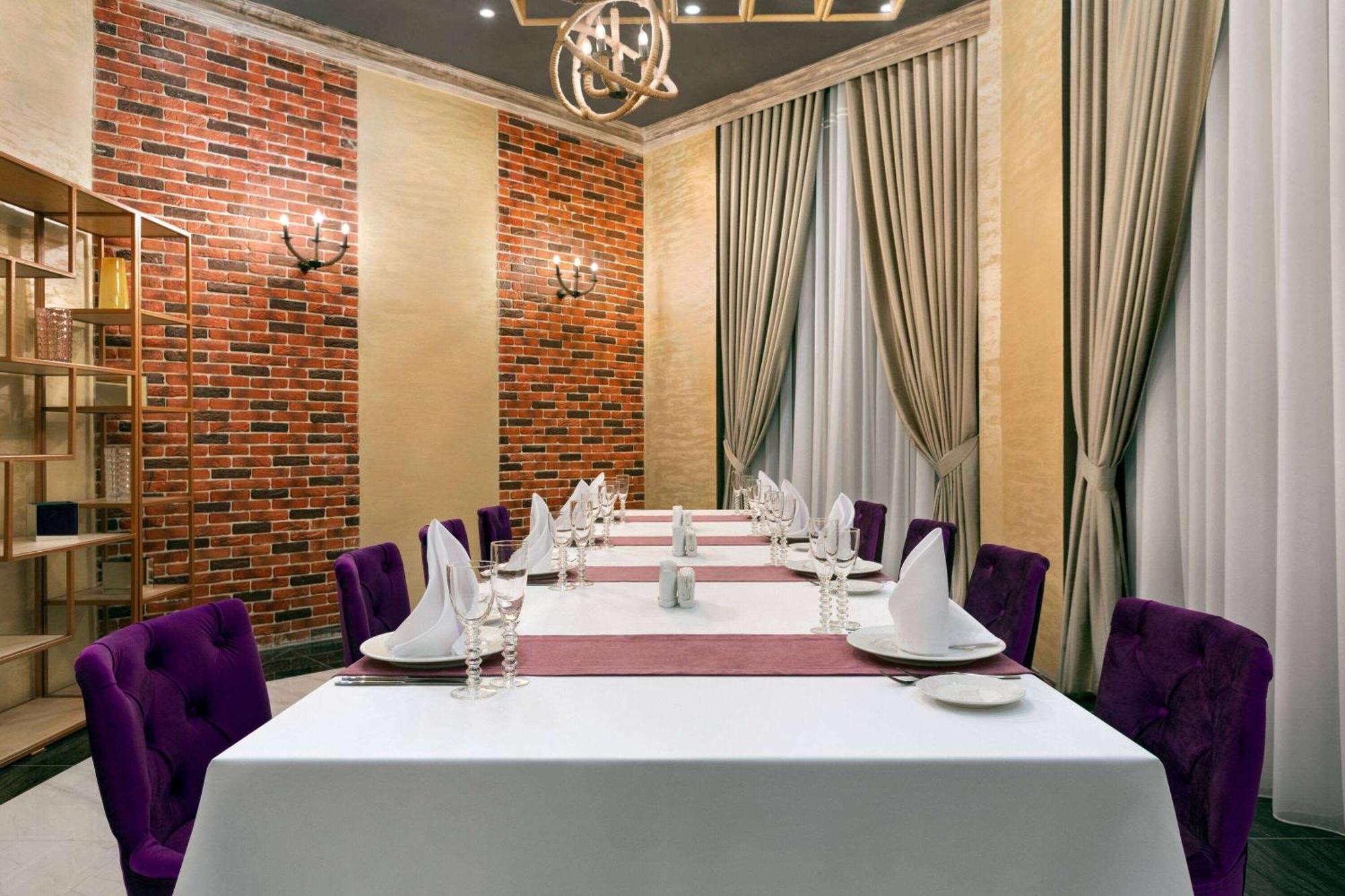 Ramada By Wyndham Shymkent Hotel Buitenkant foto