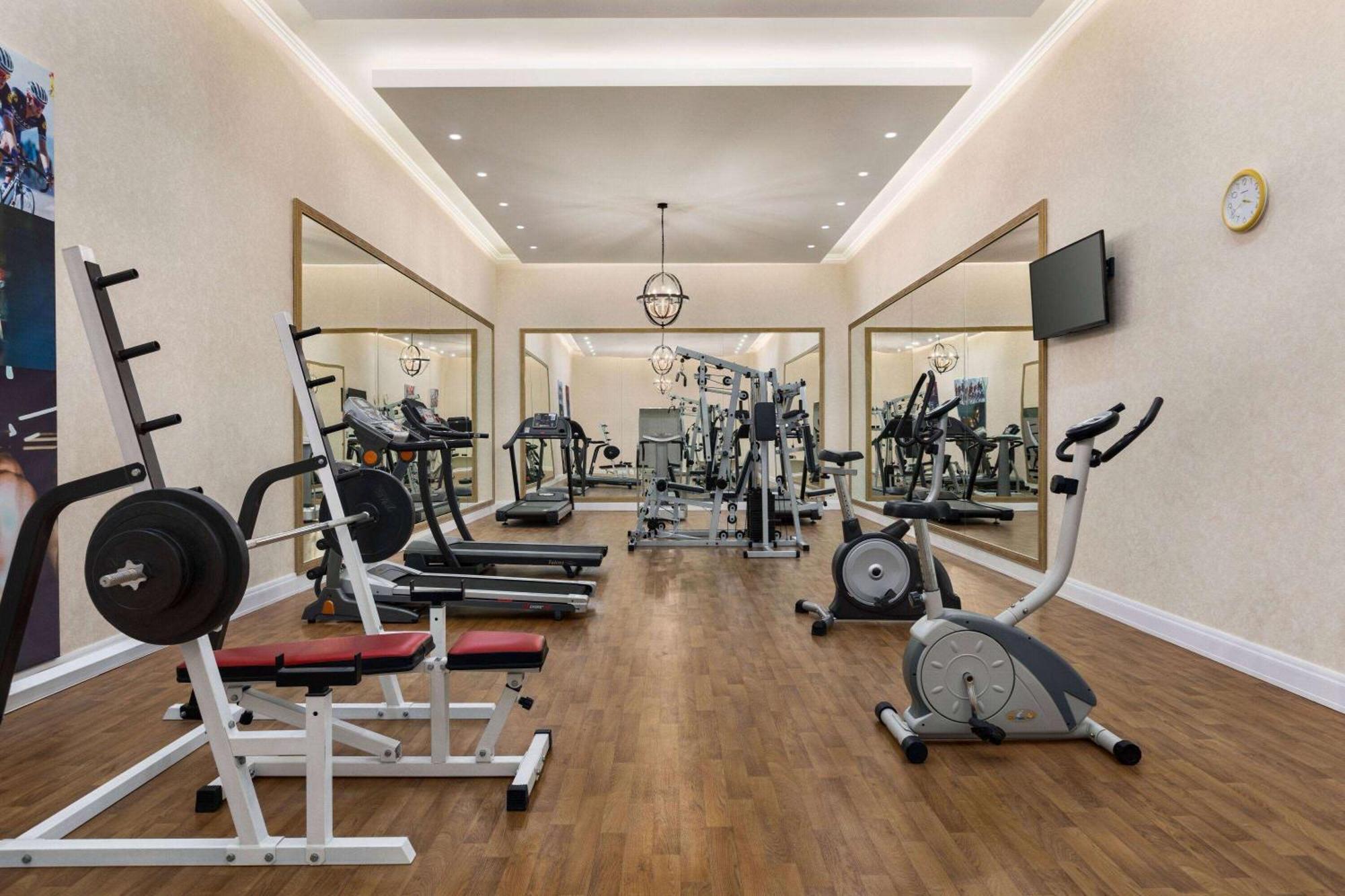 Ramada By Wyndham Shymkent Hotel Buitenkant foto
