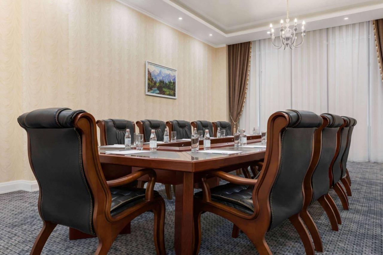 Ramada By Wyndham Shymkent Hotel Buitenkant foto